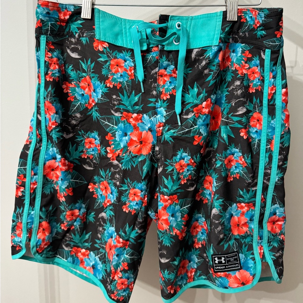 LATGE BLACK GRAPHIC UNDER ARMOUR SWIMMING TRUNKS